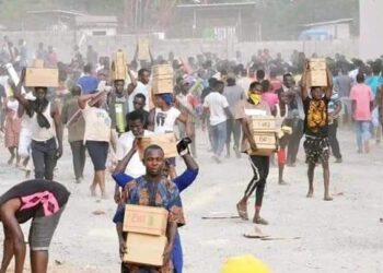 Nigerians Loot NEMA Warehouse Over Hardship; See Videos and Photos